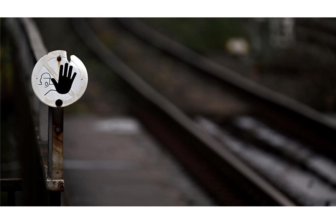 Ende von Bahnsperrung im Ruhrgebiet Wegen Bauarbeiten halten in Bochum seit Anfang September keine Regionalbahnen oder Fernzüge mehr - doch ein Ende der Sperrung ist absehbar (Foto Illustration).