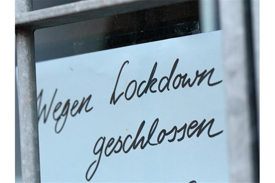 „Wegen Corona geschlossen“ - das wollen viele Einzelhändler nicht mehr länger hinnehmen. Foto: Arne Dedert/dpa