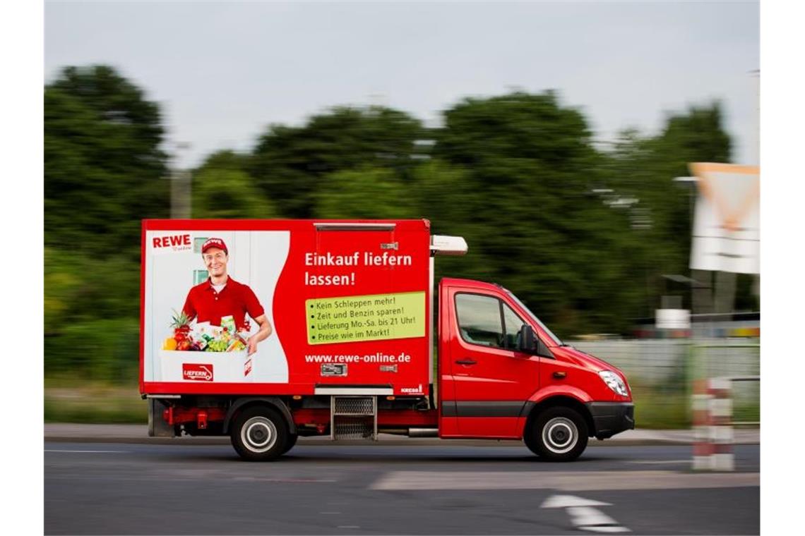 Pandemie lässt Nachfrage nach Lieferdiensten wachsen Wegen Corona mehr auf der Straße: Ein Lieferwagen von Rewe Online. Foto: Rolf Vennenbernd/dpa
