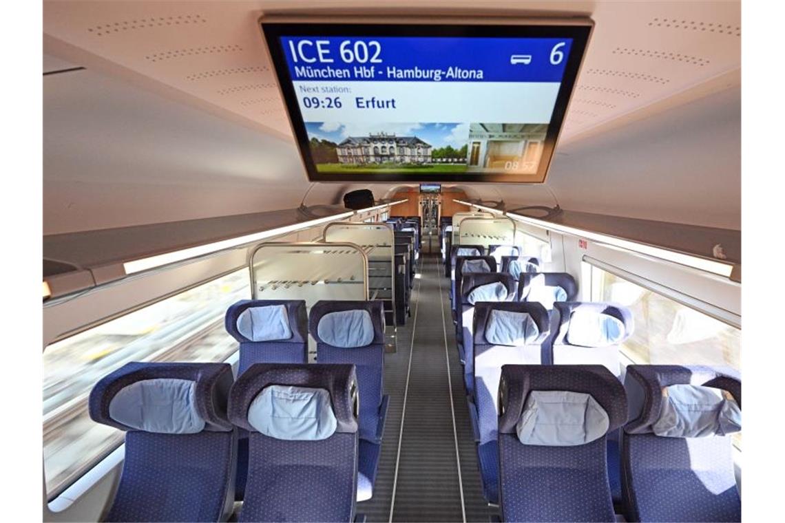 Bahn hält Betrieb aufrecht - Fahrgastzahlen eingebrochen Wegen Coronavirus war der ICE 602 von München nach Hamburg am Montagmorgen praktisch leer. Foto: Martin Schutt/dpa-Zentralbild/dpa