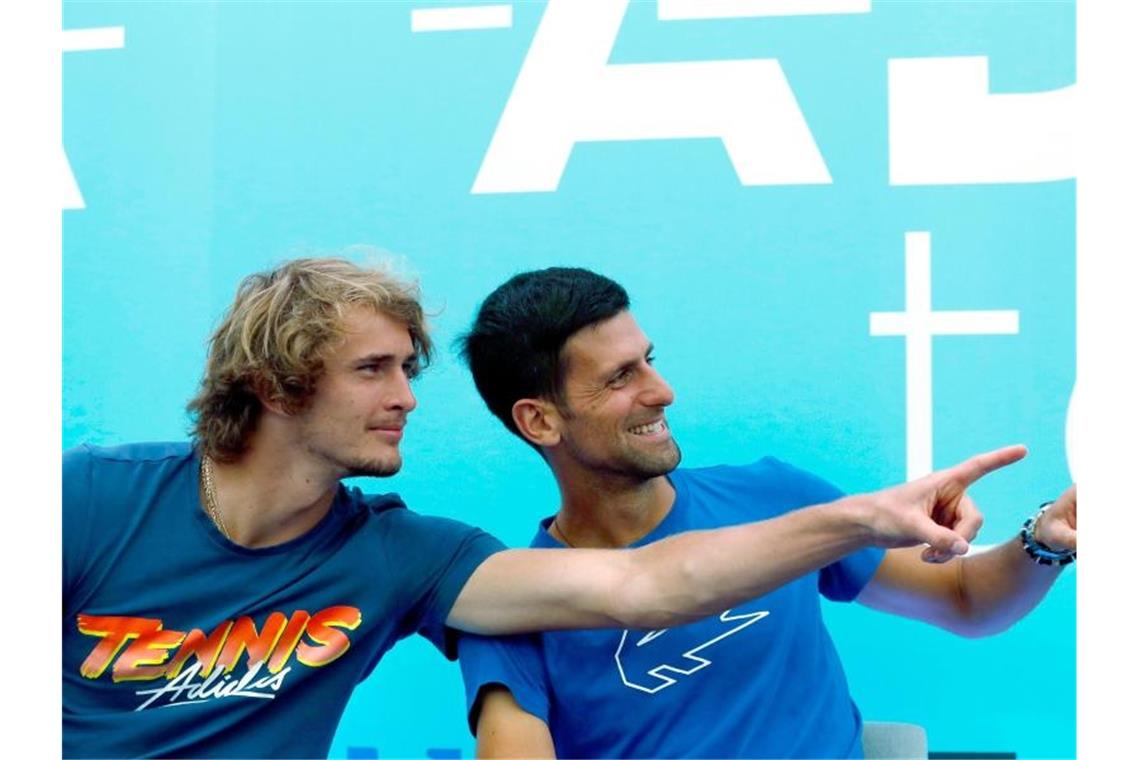 Chronologie des Sports im Jahr 2020 Wegen der Adria Tour musste neben Deutschlands Tennis-Ass Alexander Zverev (l) vor allem Initiator Novak Djokovic heftige Kritik einstecken. Foto: Darko Vojinovic/AP/dpa