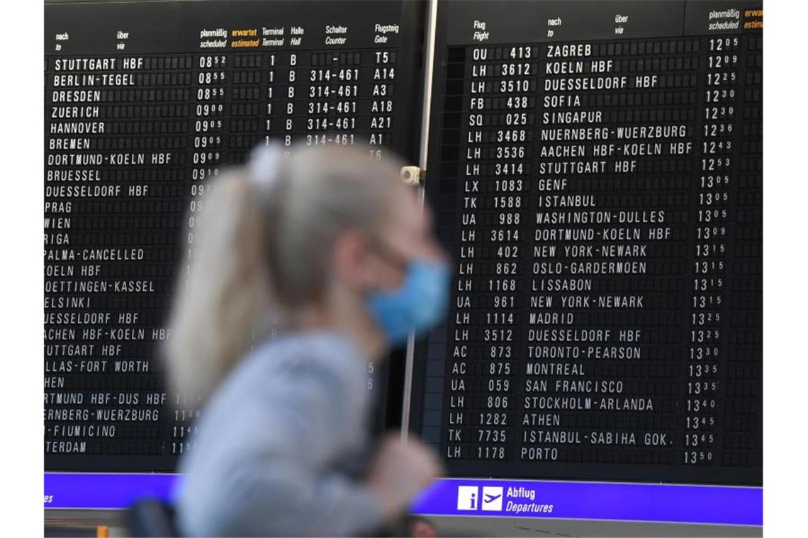 Wegen der anhaltenden Corona-Flaute will der Frankfurter Flughafen die Möglichkeit der Kurzarbeit bis in den übernächsten Sommer nutzen. Foto: Arne Dedert/dpa