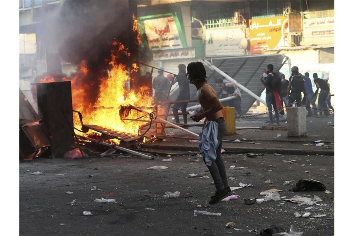 Iraks Regierungschef kündigt nach Protestwelle Rücktritt an Wegen der anhaltenden Gewalt im Irak hat Ministerpräsident Adel Abdel Mahdi seinen Rücktritt angekündigt. Foto: Hadi Mizban/AP/dpa