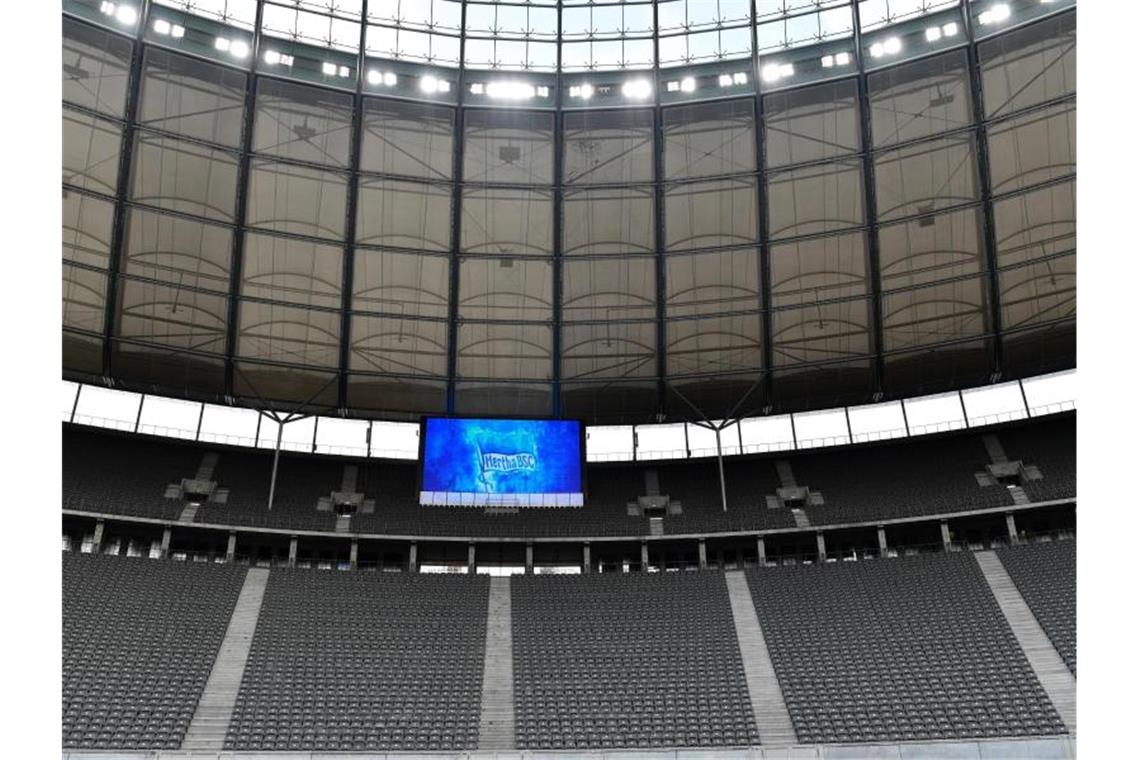 Liga muss sich gedulden - Vorerst Absage für Fan-Rückkehr Wegen der Corona-Krise bleiben die Zuschauertribünen in den Fußball-Stadien vorerst leer. Foto: John Macdougall/AFP-POOL/dpa