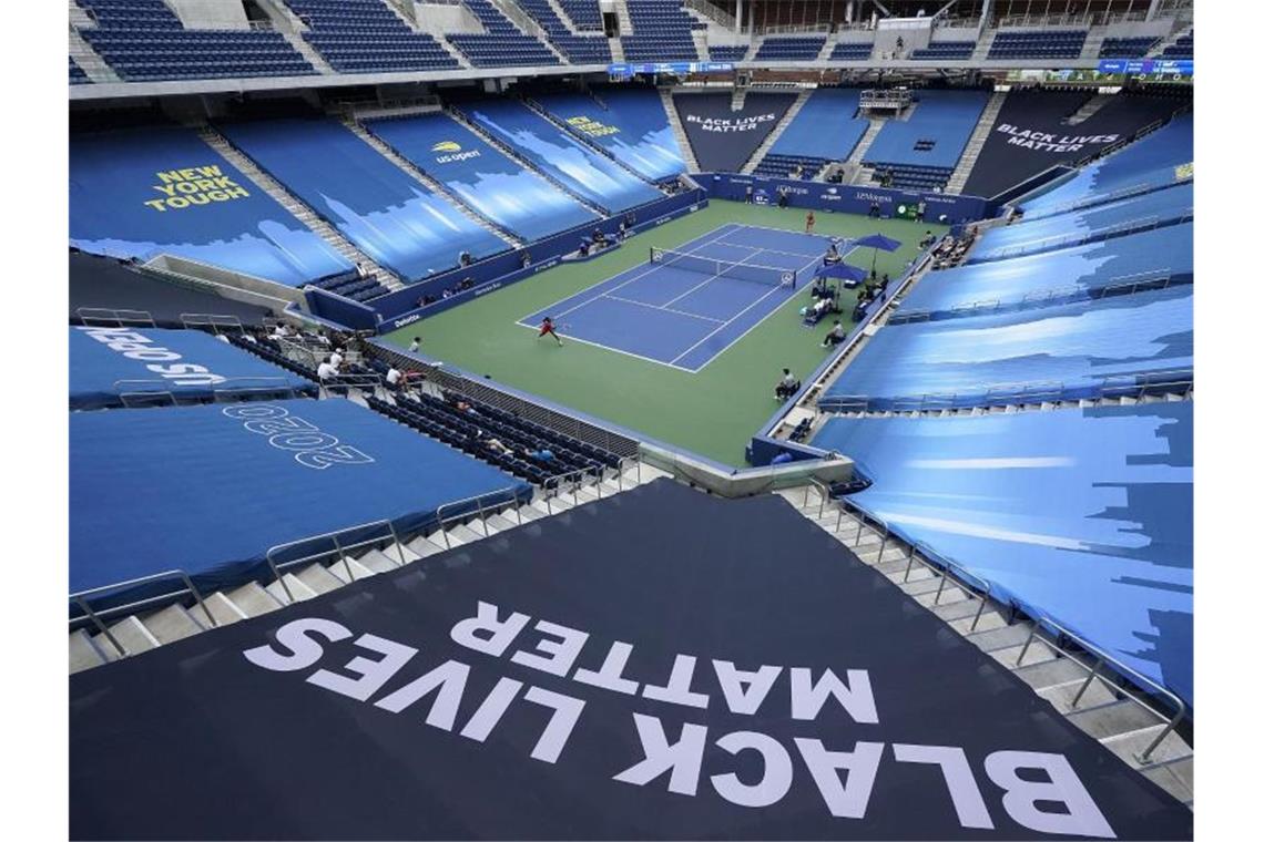 US Open: Deutsches Quartett weiter - Wirbel um Corona-Fall Wegen der Corona-Krise gibt es bei den US Open keine Zuschauer. Foto: Frank Franklin II/AP/dpa