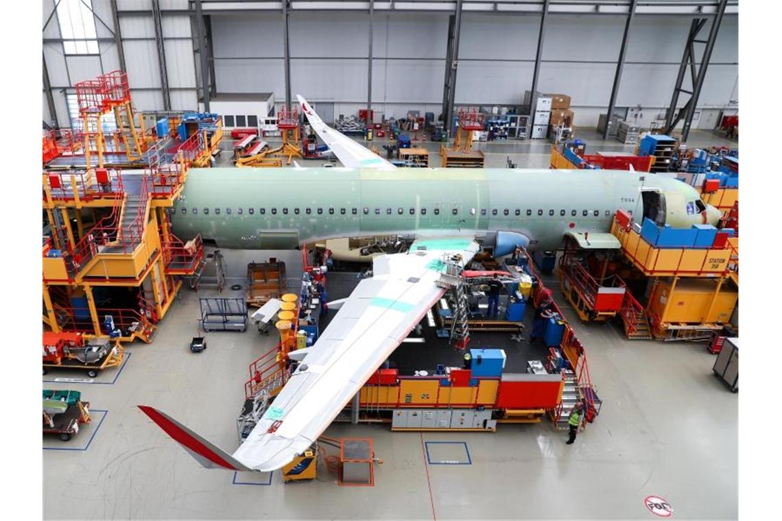Wegen der Corona-Krise hat Airbus seine Flugzeugproduktion um rund 40 Prozent heruntergefahren und will bis kommenden Sommer rund 15.000 Arbeitsplätze abbauen. Foto: Christian Charisius/dpa