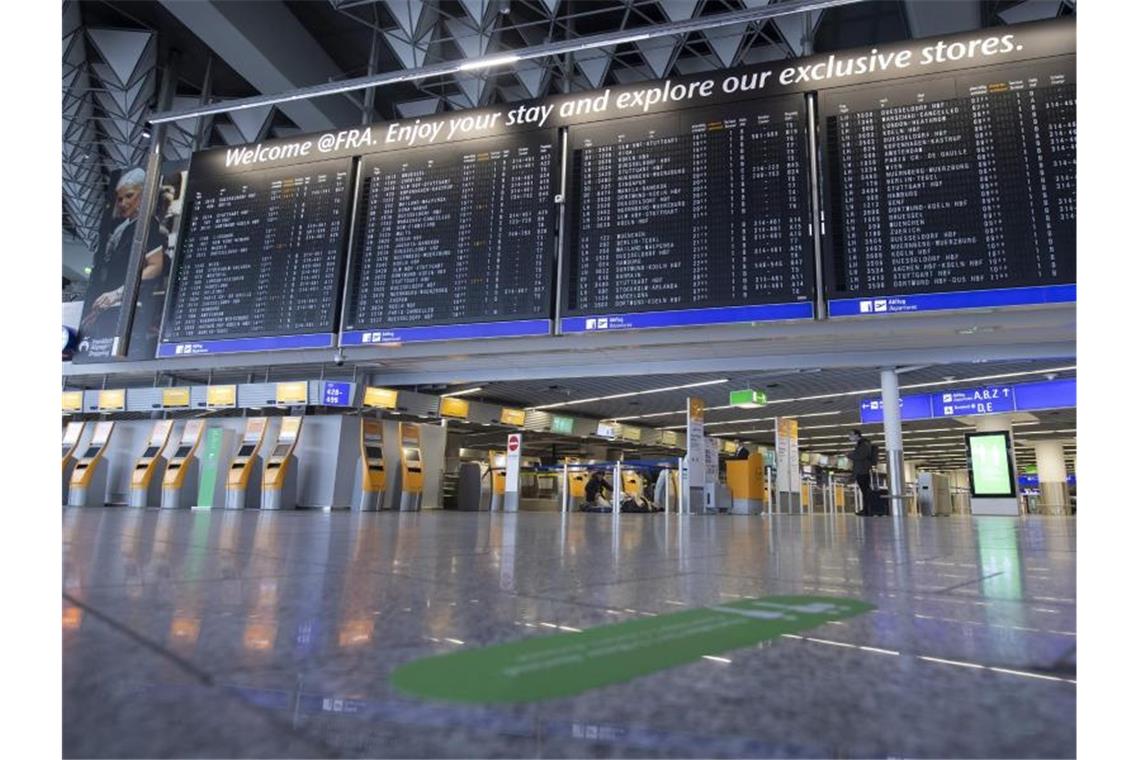 Wegen der Corona-Pandemie herrscht am Frankfurter Flughafen gähnendende Leere. Foto: Boris Roessler/dpa