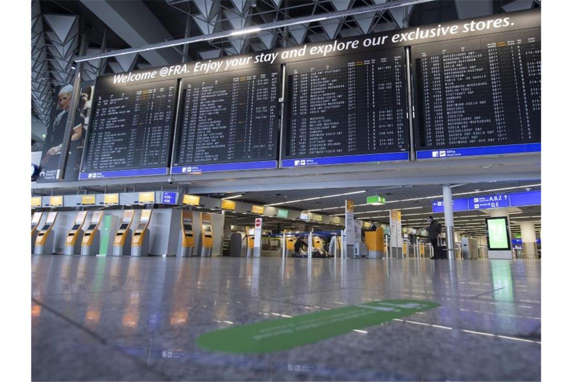 Fraport vor Stellenabbau und langsamem Neustart Wegen der Corona-Pandemie herrscht am Frankfurter Flughafen gähnendende Leere. Foto: Boris Roessler/dpa