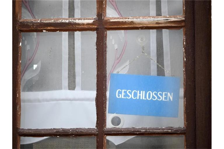 Wegen der Corona-Pandemie sind Gaststätten und zahlreiche Geschäfte geschlossen. Foto: Martin Schutt/dpa-Zentralbild/dpa/Symbolbild