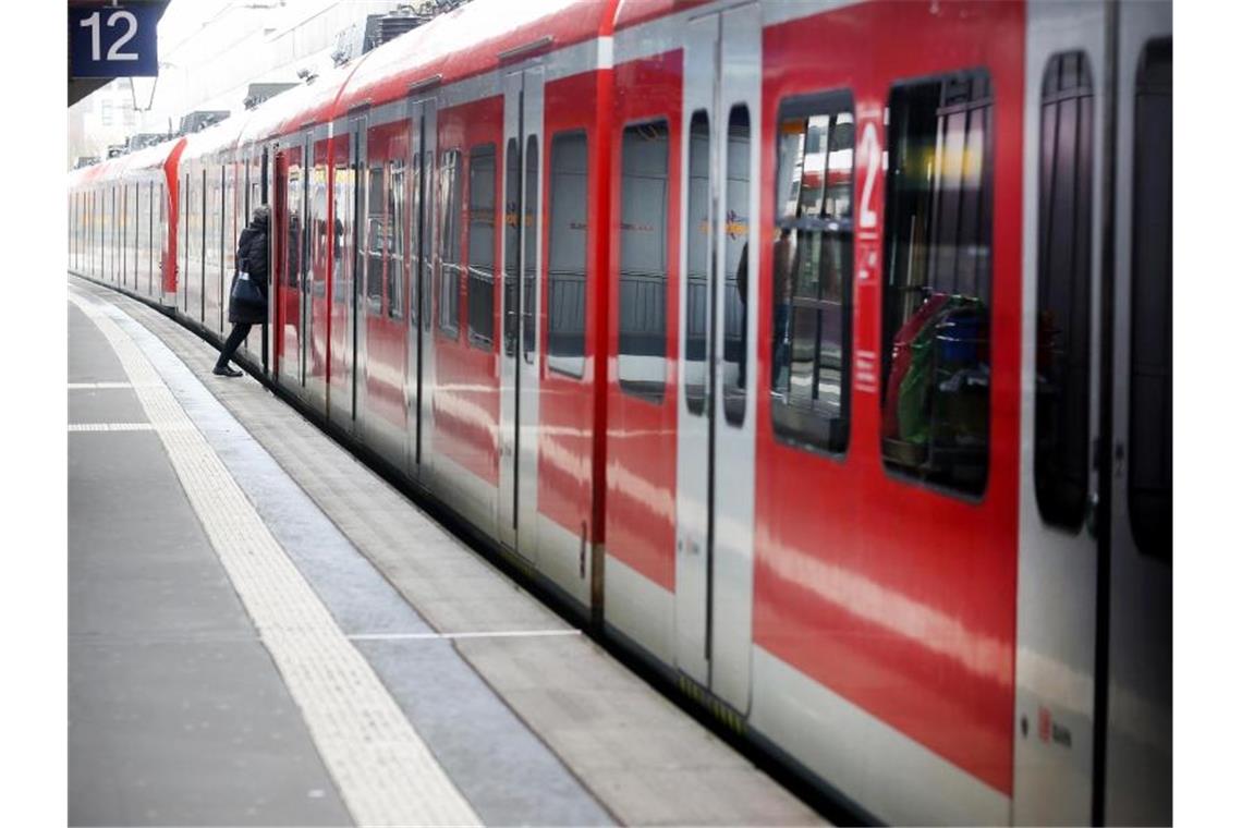 Bahn schränkt Regionalverkehr ein - Keine Ticket-Kontrolle Wegen der Coronavirus-Krise zählt die Deutsche Bahn immer weniger Fahrgäste. Foto: Roland Weihrauch/dpa