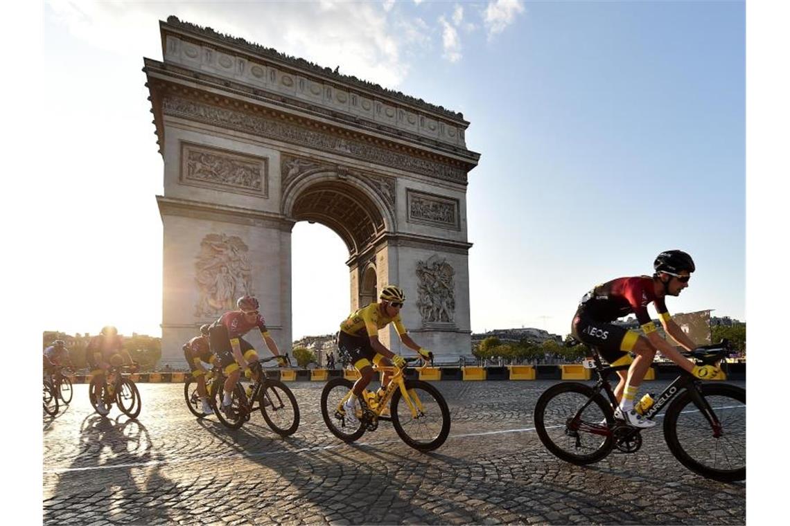 Doch Geister-Tour in Frankreich? Wegen der Coronavirus-Pandemie wurde die 107. Tour de France bereits in den August verschoben. Foto: Pa Wire/PA Wire/dpa