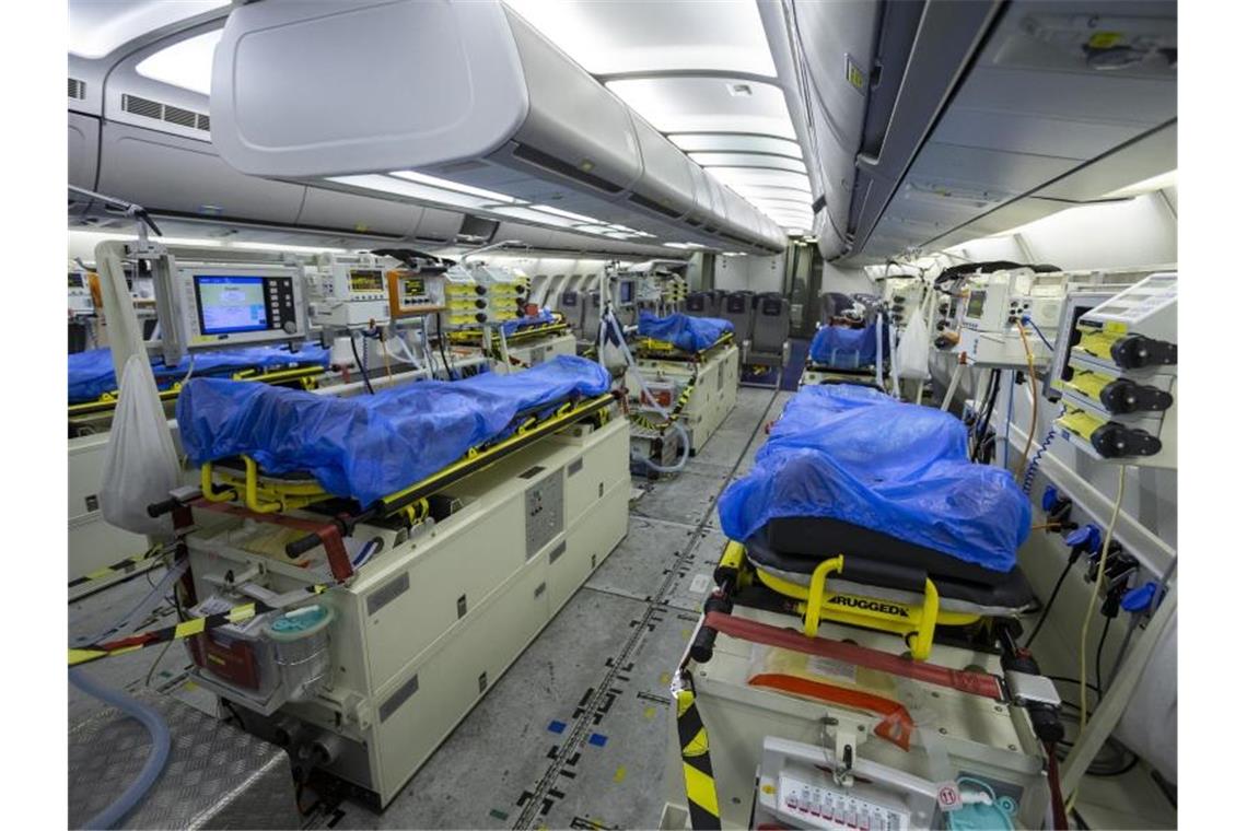 Wegen der dramatischen Notlage norditalienischer Krankenhäuser in der Coronavirus-Krise fliegt die Luftwaffe Patienten nach Deutschland aus. Foto: Kevin Schrief/Luftwaffe/dpa