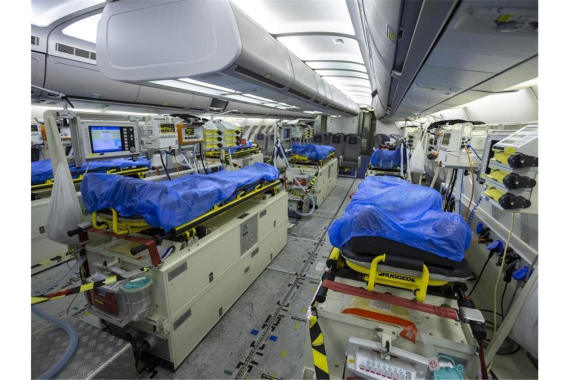 Bundeswehr fliegt erkrankte Italiener nach Deutschland Wegen der dramatischen Notlage norditalienischer Krankenhäuser in der Coronavirus-Krise fliegt die Luftwaffe Patienten nach Deutschland aus. Foto: Kevin Schrief/Luftwaffe/dpa