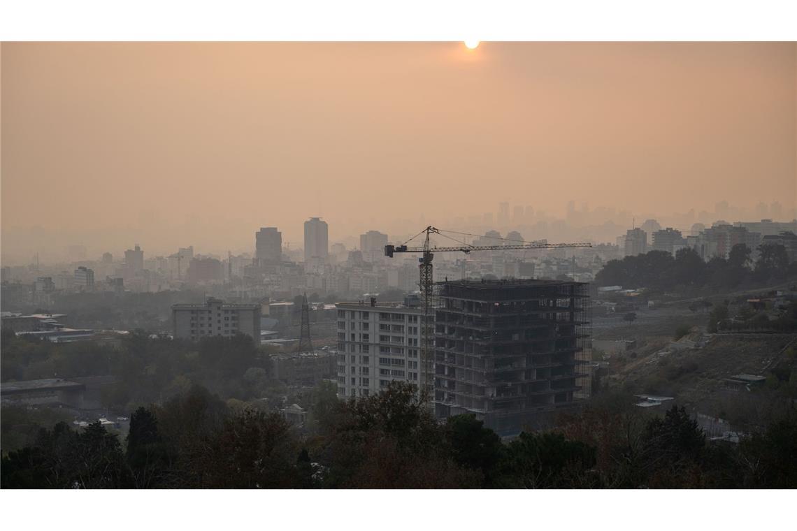Wegen der drastischen Luftverschmutzung in Teheran hat die Umweltbehörde der Hauptstadt eine Warnung an die Bevölkerung ausgesprochen. (Archivbild)