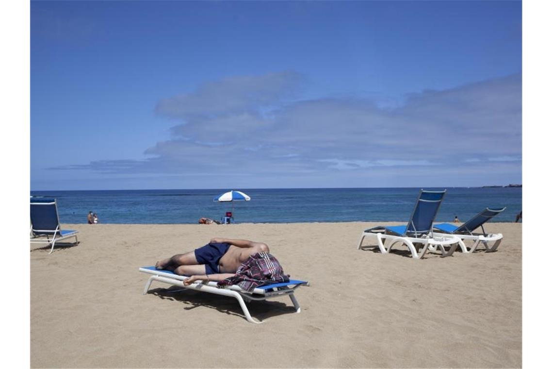 Wegen der gestiegenen Zahl von Corona-Neuinfektionen hat die Bundesregierung für die Kanarischen Inseln eine Reisewarnung ausgesprochen. Foto: Manuel Navarro/dpa