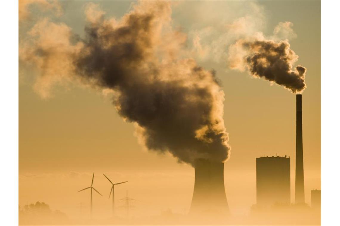 Stromexporte gesunken - höhere CO2-Kosten ein Grund Wegen der gesunkenen Exportüberschüsse und niedrigerer Großhandelspreise verdienten die Stromproduzenten mit ihren Lieferungen ins Ausland den Angaben zufolge deutlich weniger. Foto: Julian Stratenschulte/dpa