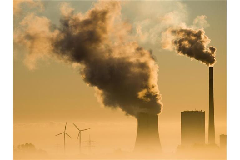 Wegen der gesunkenen Exportüberschüsse und niedrigerer Großhandelspreise verdienten die Stromproduzenten mit ihren Lieferungen ins Ausland den Angaben zufolge deutlich weniger. Foto: Julian Stratenschulte/dpa