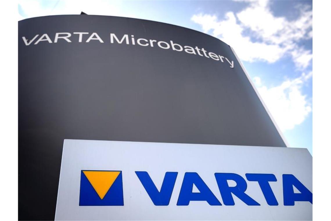 Varta verkauft mehr Batterien: Produktion wird ausgebaut Wegen der guten Geschäftsentwicklung hebt Varta auch seine Jahresprognose nochmals an. Foto: Sina Schuldt/dpa
