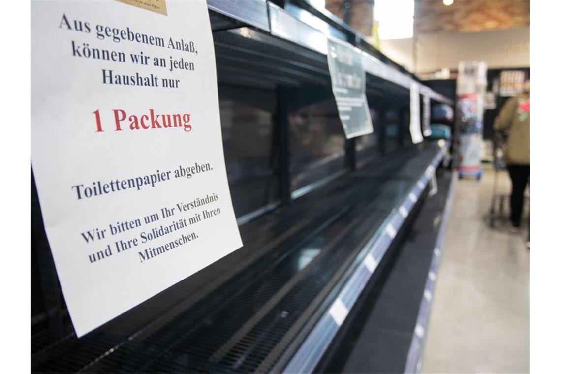 Corona-Krise: „Vorratshaltung ist gut, Hamstern unsinnig“ Wegen der Hamsterkäufe ist vor allem Klopapier in einigen Supermärkten nicht mehr verfügbar. Foto: Tom Weller/dpa