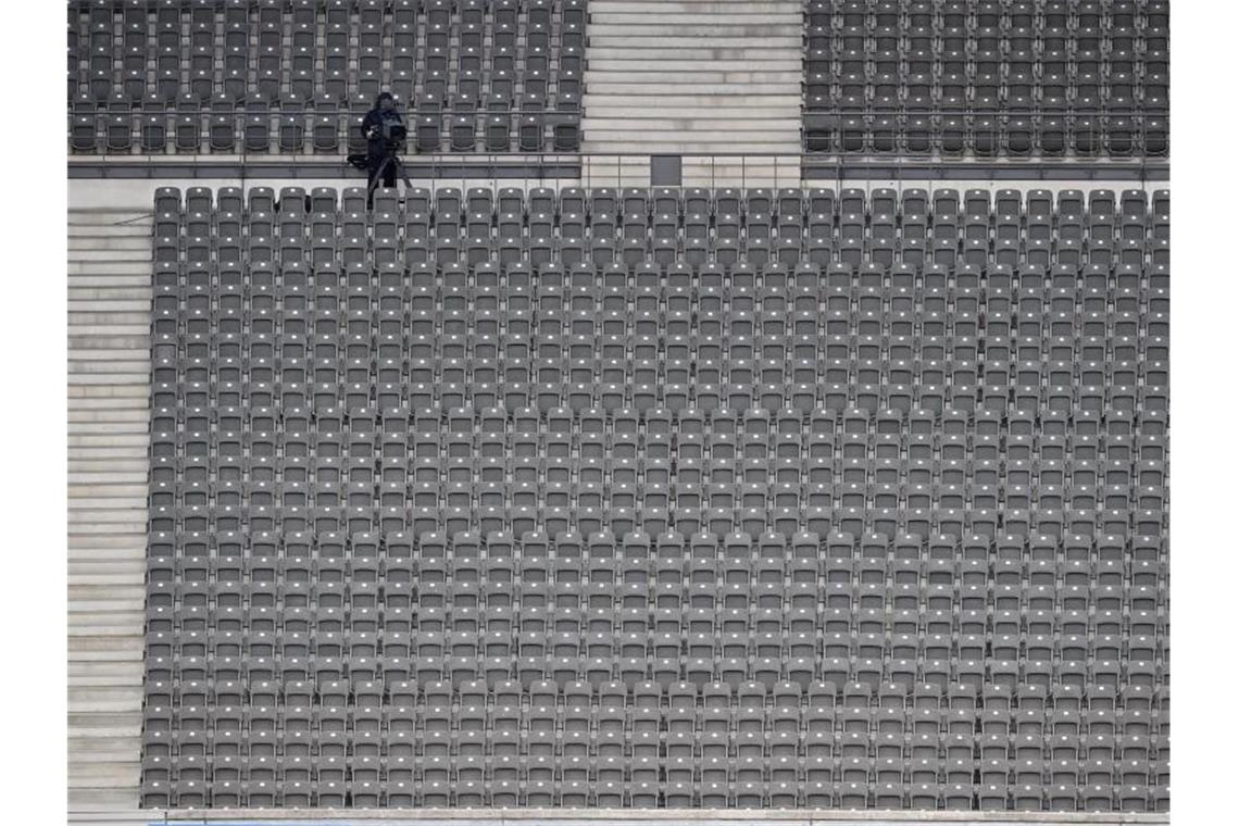 Rekordserie vorbei: Fußball-Bundesliga mit Umsatz-Einbruch Wegen der leeren Tribünen nahmen die Clubs weniger ein. Foto: John Macdougall/afp POOL/dpa