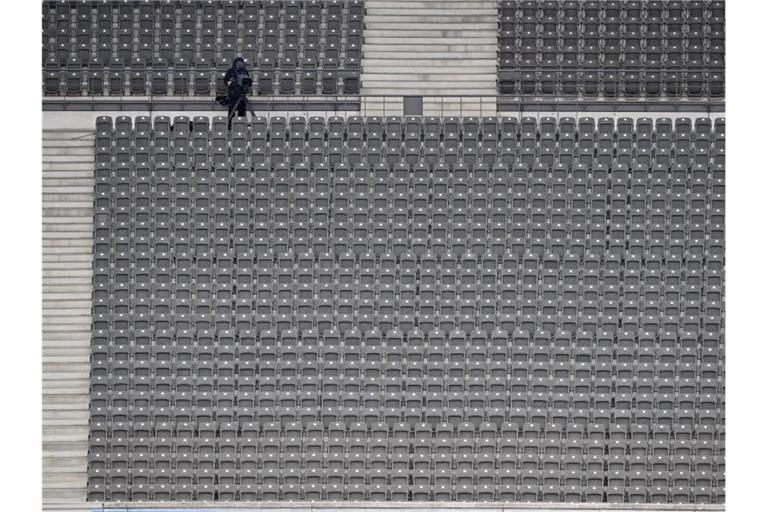 Wegen der leeren Tribünen nahmen die Clubs weniger ein. Foto: John Macdougall/afp POOL/dpa