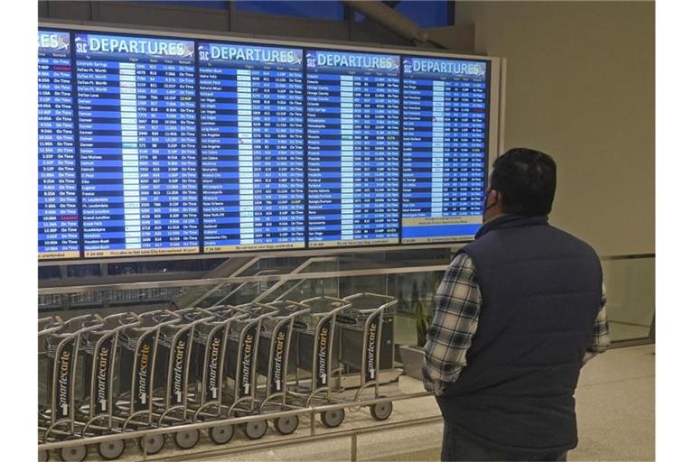 Wegen der Omikron-Variante haben mehrere US-Airlines Berichten zufolge zahlreiche Verbindungen an den Weihnachtsfeiertagen gestrichen. Foto: Rick Bowmer/AP/dpa