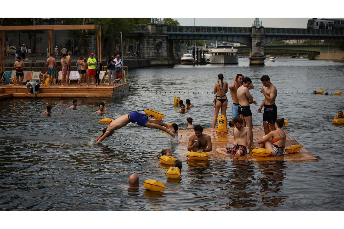 100.000 Menschen sind in Paris in die Seine gesprungen Wegen der regen Nachfrage bleiben zwei der Freibäder in der Seine bis in den September hinein geöffnet. (Archivbild)