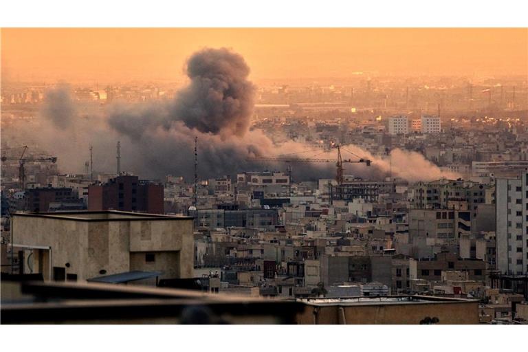 Wegen der Sicherheitslage im Iran angesichts der andauernden Angriffe Israels und der USA hat das Auswärtige Amt das Personal der deutschen Botschaft in Teheran im Ausland in Sicherheit gebracht.