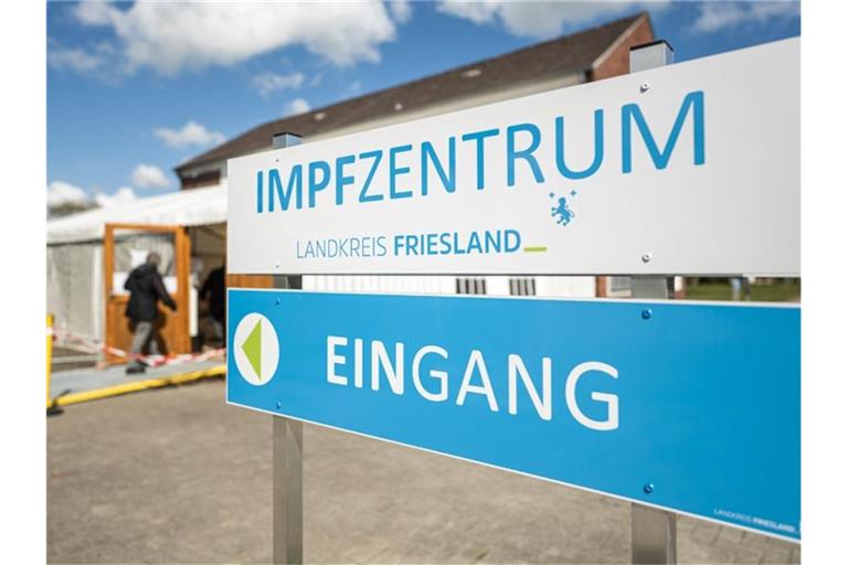 Wegen der Vorfälle im Impfzentrum in Schortens muss sich eine damalige Krankenschwester verantworten. Foto: Mohssen Assanimoghaddam/dpa
