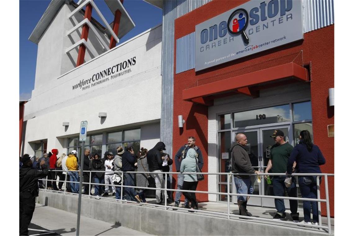 4,4 Millionen Erstanträge auf Arbeitslosenhilfe in den USA Wegen der Zuspitzung der Corona-Krise in den USA sind die Erstanträge auf Arbeitslosenhilfe erneut dramatisch angestiegen. Foto: John Locher/AP/dpa
