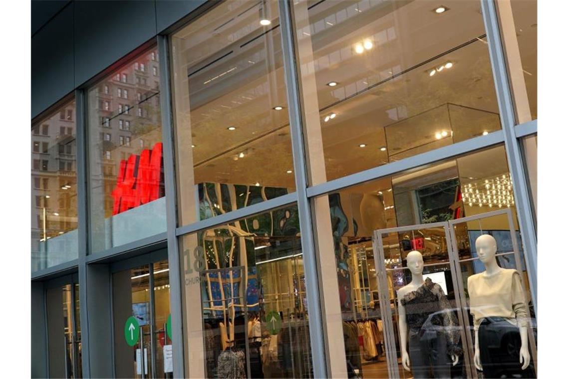 H&M soll wegen Datenschutzverstößen 35 Millionen Euro zahlen Wegen des Ausspähens von Mitarbeitern haz der schwedische Mode-Riese Hennes & Mauritz (H&M) ein Bußgeld in Höhe von 35,3 Millionen Euro aufgebrummt bekommen. Foto: John Marshall Mantel/ZUMA Wire/dpa