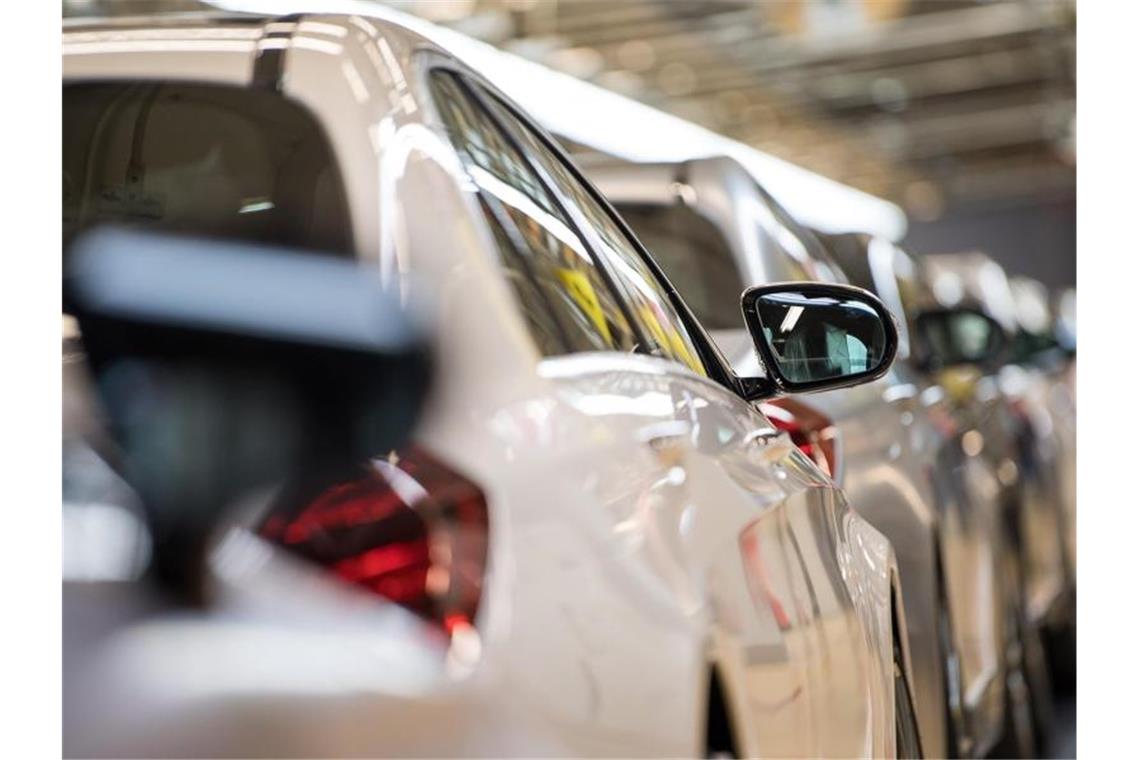 Wegen des Chipmangels werden deutlich weniger Autos verkauft. Foto: Sebastian Gollnow/dpa