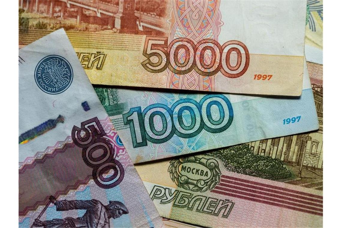 Wegen des Einmarsches Russlands in die Ukraine ist der russische Rubel auf ein Rekordtief zum US-Dollar gefallen. Foto: Jens Büttner/dpa-Zentralbild/dpa