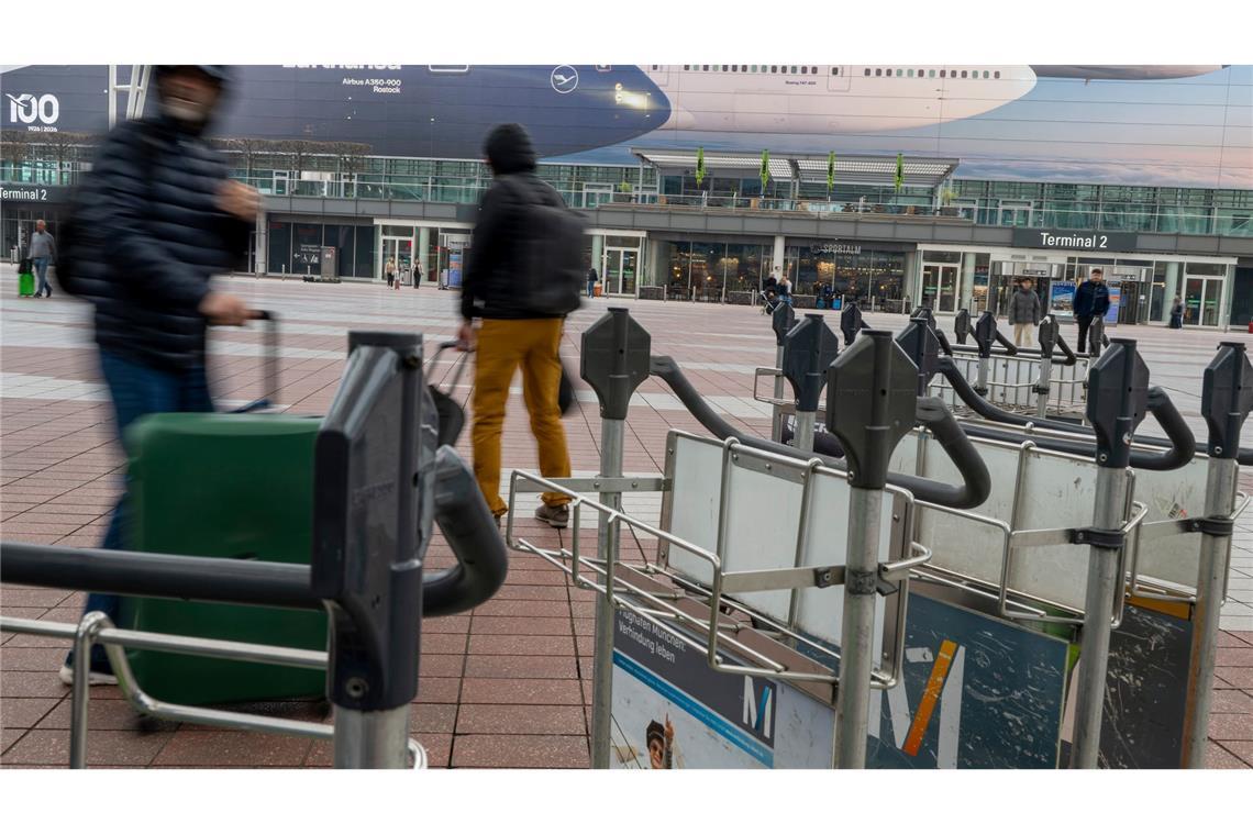 Wegen des festgefahrenen Tarifkonflikts bei Lufthansa fallen wieder hunderte Flüge aus.