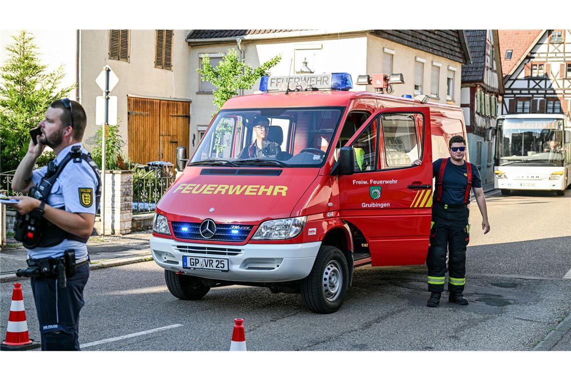 Wegen des havarierten Lastwagens mit Gefahrgut helfen hunderte Einsatzkräfte.
