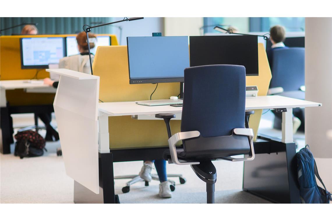 Jeder Vierte im Homeoffice: Arbeiten zu Hause bleibt beliebt Wegen des Homeoffice-Trends bleiben in vielen Büros Schreibtische leer. (Archivbild)