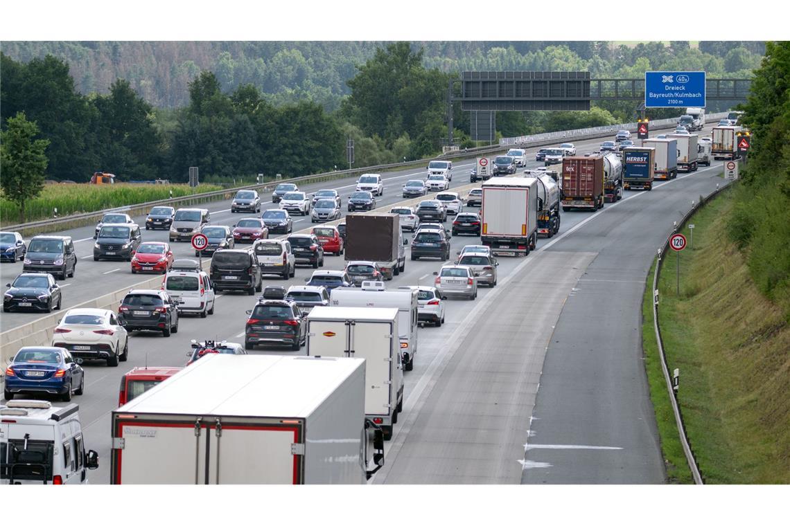 Feiertag und Ferienbeginn – Engpässe auf Autobahnen erwartet Wegen des langen Wochenendes und der Herbstferien wird mit Staus vor allem an den Samstagen im Oktober gerechnet. (Archivbild)