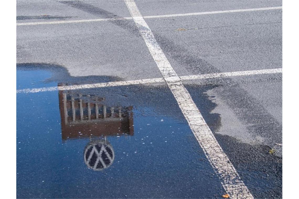 VW: Schichtenwegfall vorerst nur in Wolfsburg Wegen des Mangels an Mikrochips kann der VW-Standort Wolfsburg nicht am bisherigen Schichtmodell festhalten. Foto: Julian Stratenschulte/dpa
