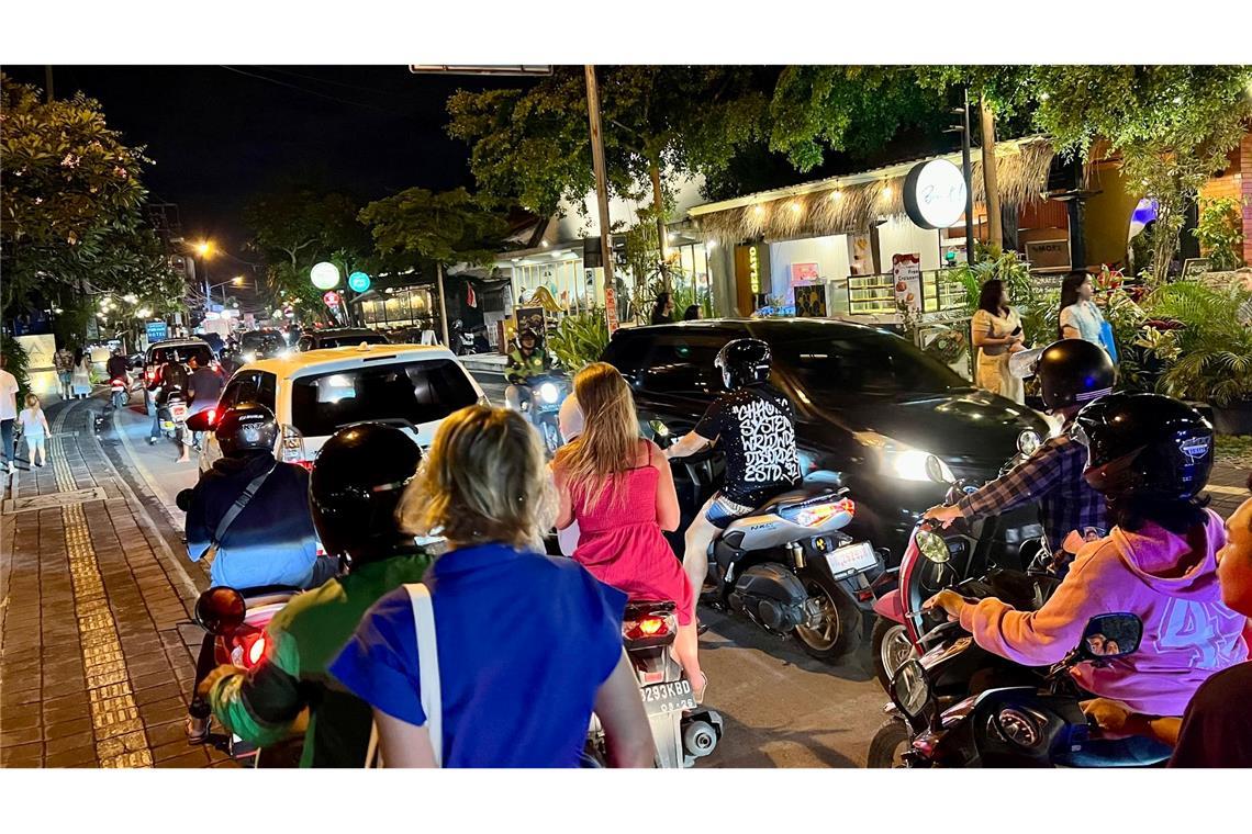 Wegen des Massentourismus sind auf Bali häufig die Straßen völlig verstopft.