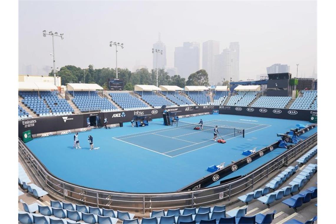 Wegen des Rauchs hatten sich schon am Vortag die ersten Spiele in der Qualifikationsrunde der Australian Open verzögert. Seit Monaten wüten vor allem im Südosten Australiens heftige Buschbrände. Foto: Michael Dodge/AAP/dpa