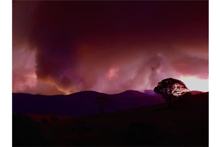 Wegen des riesigen Feuers haben die Behörden für die australische Hauptstadt Canberra und die umliegende Region den Notstand ausgerufen. Foto: Chu Chen/XinHua/dpa