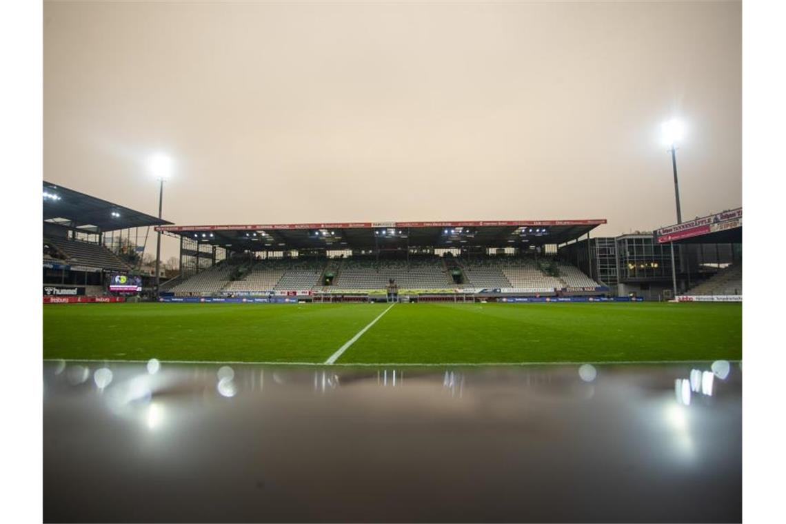 Wegen des Sahara-Staubs ist ein Orange gefärbter Himmel hinter dem Schwarzwald-Stadion zu sehen. Foto: Tom Weller/dpa