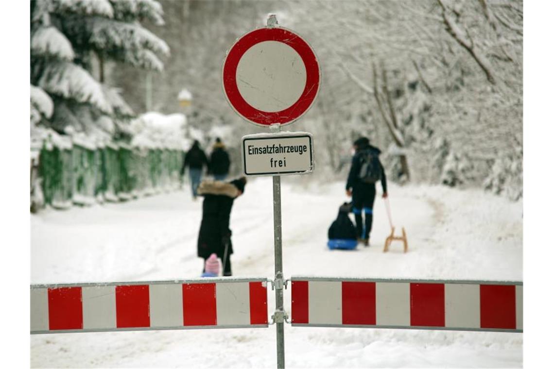 Wegen des starken Besucherandrangs sperren zahlreiche Wintersportorte Zufahrten. Foto: Matthias Bein/dpa-Zentralbild/dpa