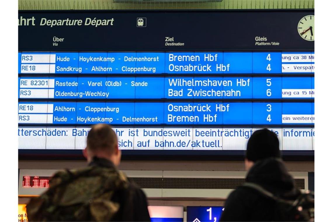 „Sabine“ wirbelt Deutschland durcheinander Wegen des Sturmtiefs "Sabine" werden Verspätungen und Ausfälle der Züge angezeigt. Foto: Mohssen Assanimoghaddam/dpa