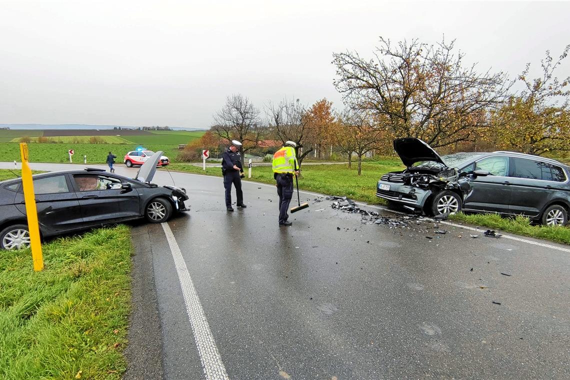 Zwei Schwerverletzte nach Frontalzusammenstoß auf der K 1846 Wegen des Unfalls ist die Kreisstraße nach Erbstetten gesperrt. Foto: Kevin Lermer/7aktuell