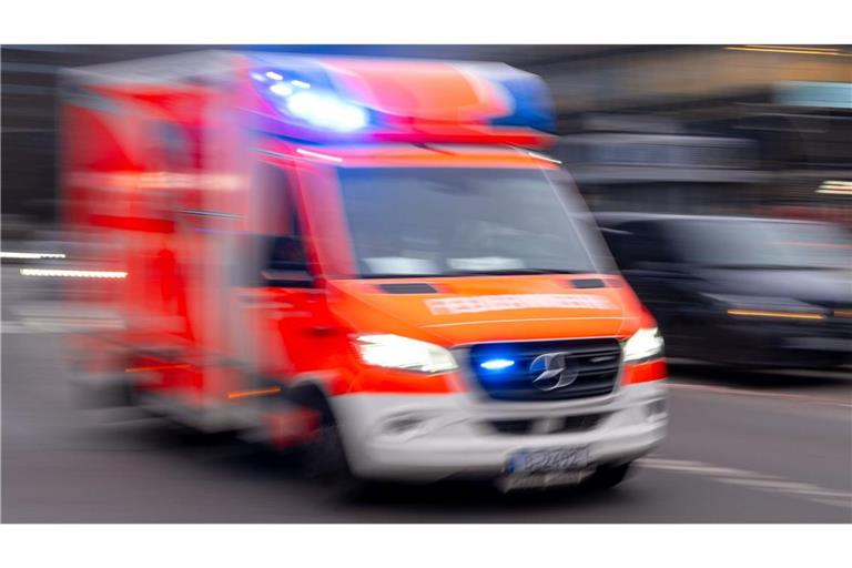 Wegen des Verdachts auf Rauchvergiftung wurden fünf Menschen untersucht, von denen einer in eine Klinik gebracht wurde. (Symbolbild)