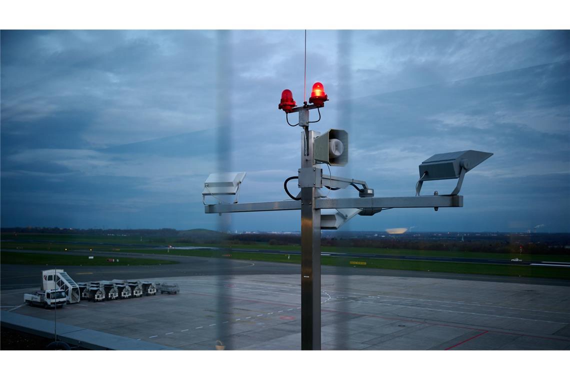 Dichter Nebel legt Flughafen Dortmund stundenlang lahm Wegen dichten Nebels konnten Flugzeuge in Dortmund nicht starten. (Archivbild)