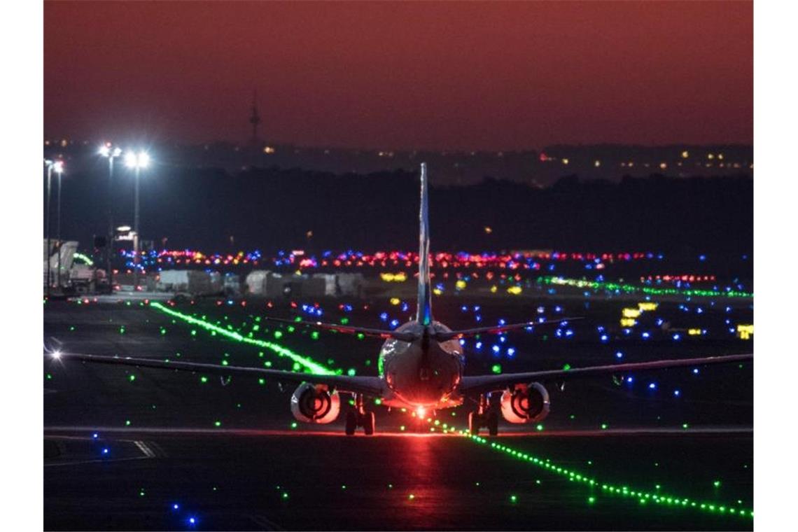 Flugdrohne: Frankfurt Airport stellt eine Stunde Betrieb ein Wegen einer gesichteten Drohne wurde der Betrieb am Flughafen in Frankfurt vorübergehend eingestellt. Foto: Boris Roessler/dpa