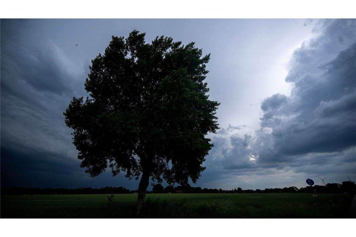 Wegen einer Gewitterfront gelten erste Unwetterwarnungen im Westen Deutschlands.