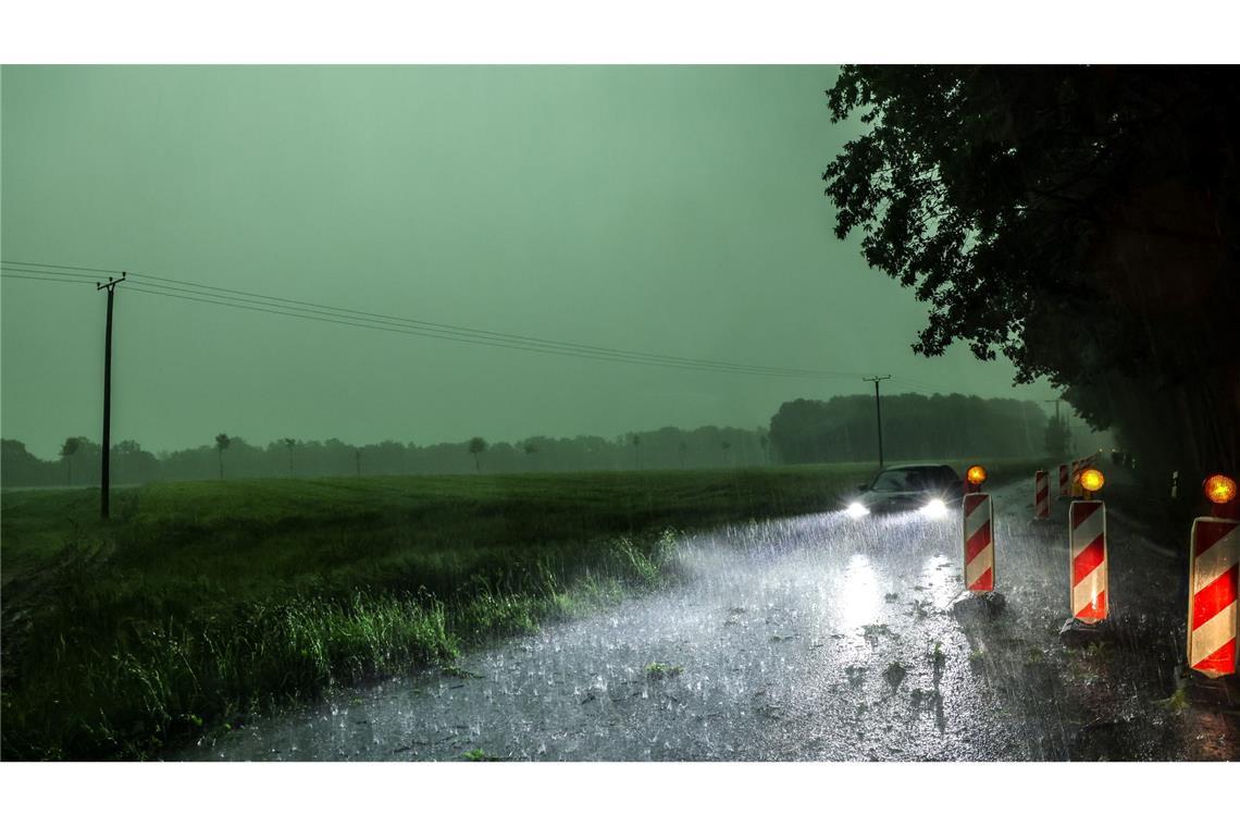 Unwetter wütet im Westen Deutschlands - Feuerwehreinsätze